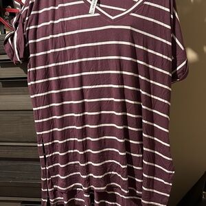 Zenana Outfitters Maroon Striped V-Neck Tee